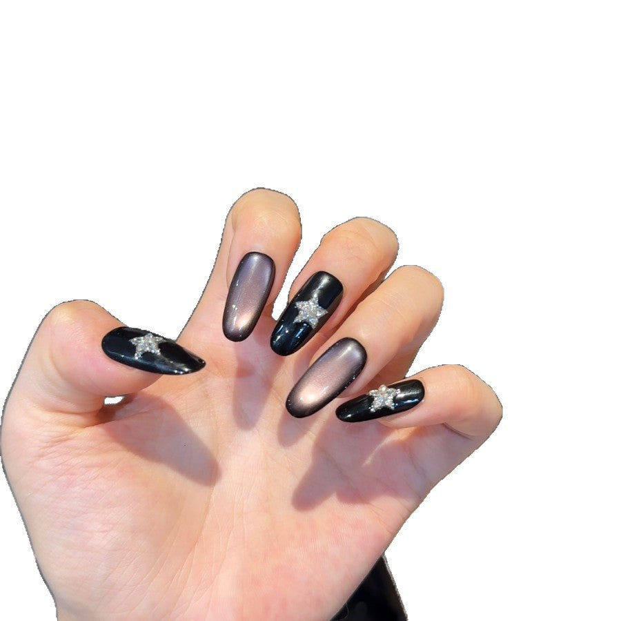 Glamouröse Press-On Nagelverbesserungen mit Strassakzenten Karnz