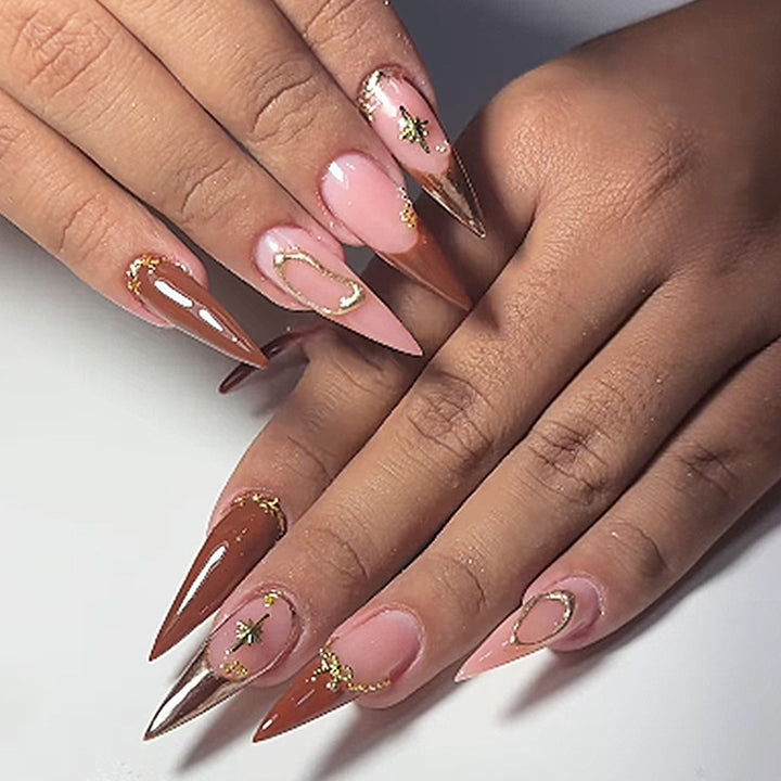 Elegantes dekoratives Press-On-Nagelset mit goldenen Akzenten Karnz