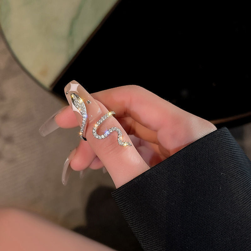 Eleganter Schlangenring mit Funkelnden Zirkonia Steinen Karnz