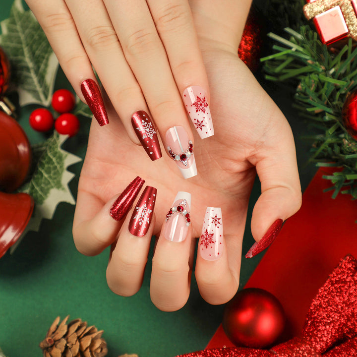 Elegante Acryl-Nägel mit goldenen Akzenten Karnz