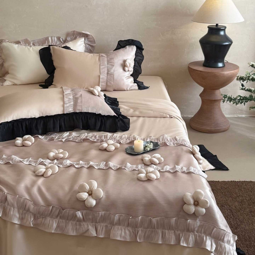 Premium-Duvetgarnitur mit plastisch gearbeiteten Blumen, Plissée-Volant und seidig-mattem Finish