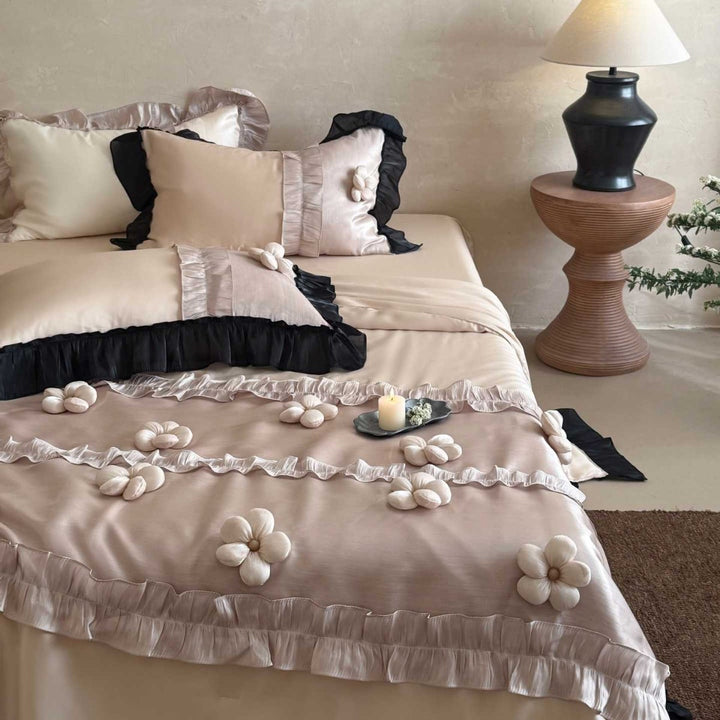 Premium-Duvetgarnitur mit plastisch gearbeiteten Blumen, Plissée-Volant und seidig-mattem Finish