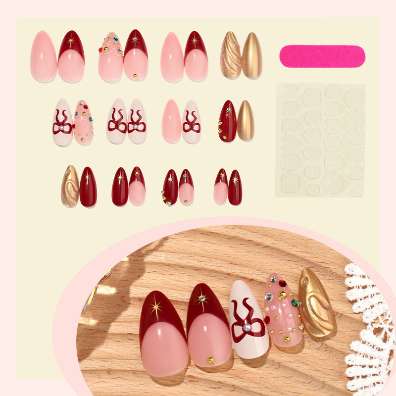 Kreatives Kunstnagelset mit stilvollen Details Karnz