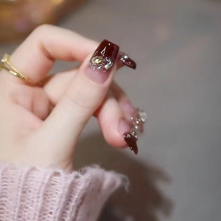 Kunstnägel mit Glitzerverzierungen und eleganten Akzenten Karnz