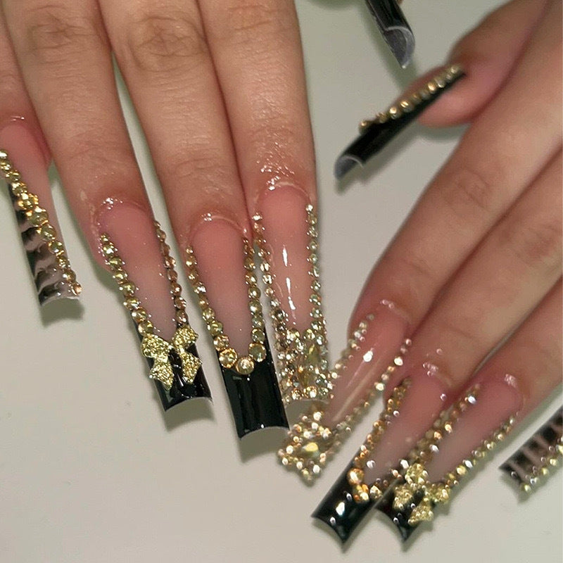 Kunstnagelset mit glamourösen 3D-Schleifen und strahlenden Strassverzierungen Karnz