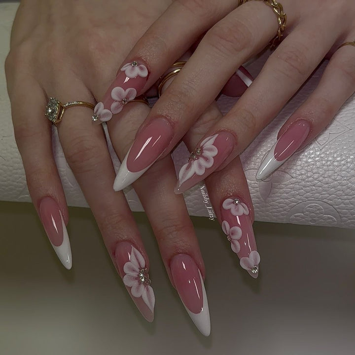 Elegantes Kunstnagelset mit floralem Design und Glitzerakzenten Karnz