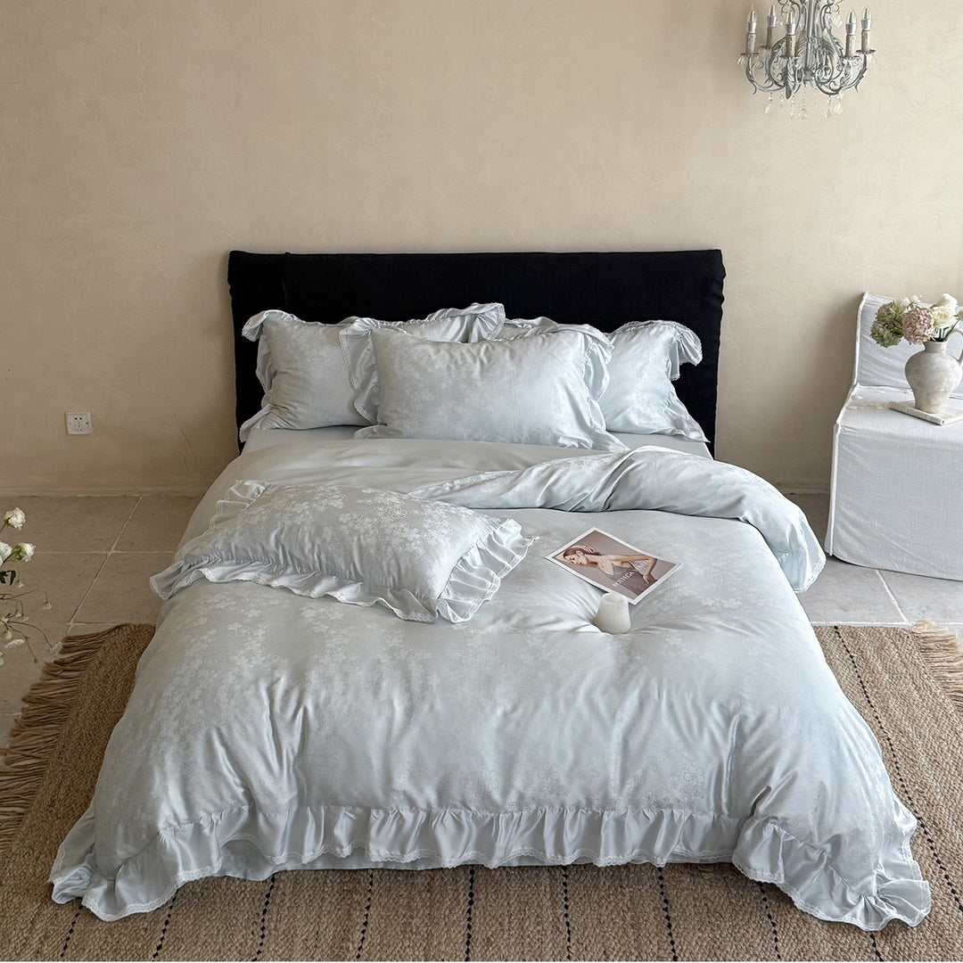 Luxuriöse Bettwäsche-Garnitur aus Mako‑Satin mit Rüschenbordüre und feinem Blumen‑Jacquard Karnz