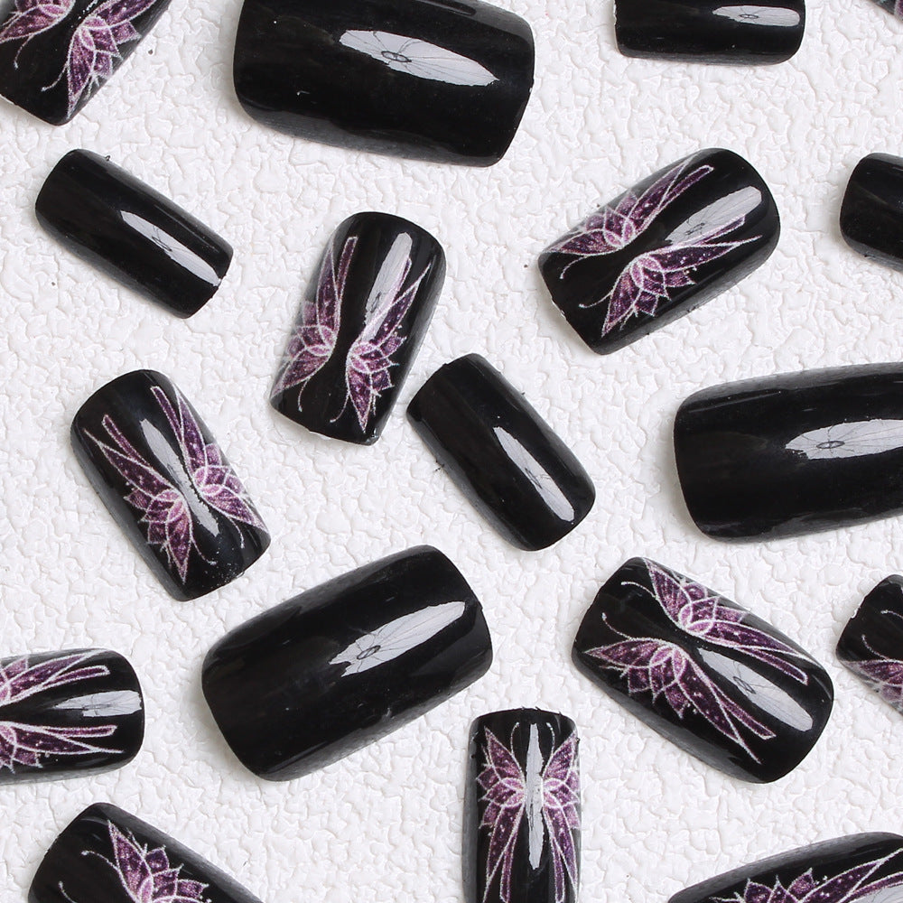 Künstlerisches Press-On Nail Design Karnz