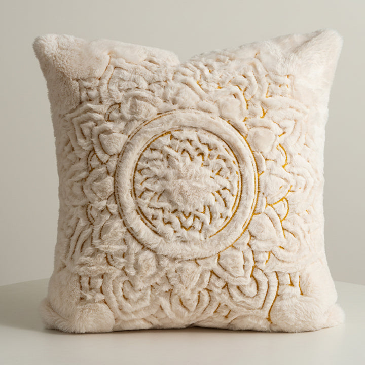Quadratkissen aus Microplüsch mit geprägtem Mandala‑Relief und verdecktem Reißverschluss
