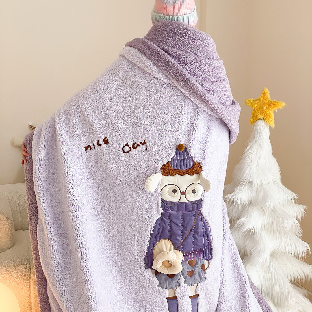 Kuscheldecke aus Teddy‑Fleece mit appliziertem Puppenmotiv und wendbarer Plüschseite