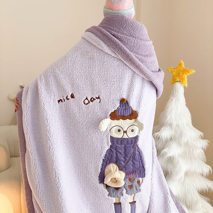 Kuscheldecke aus Teddy‑Fleece mit appliziertem Puppenmotiv und wendbarer Plüschseite