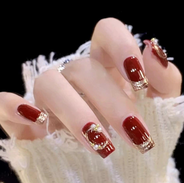 Elegantes Nageldesign mit Perlenverzierung Karnz