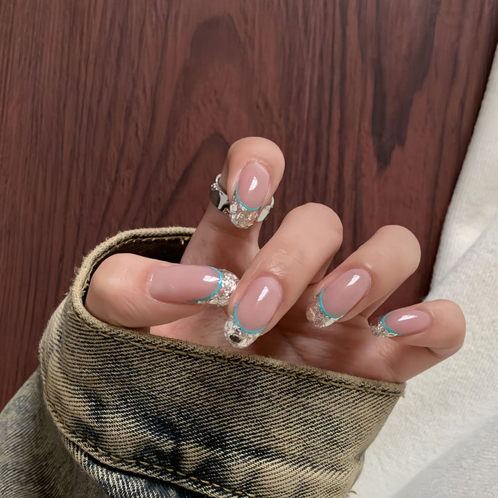 Kunstnägel mit Schimmerndem Glitzer und Elegantem French-Tip Karnz