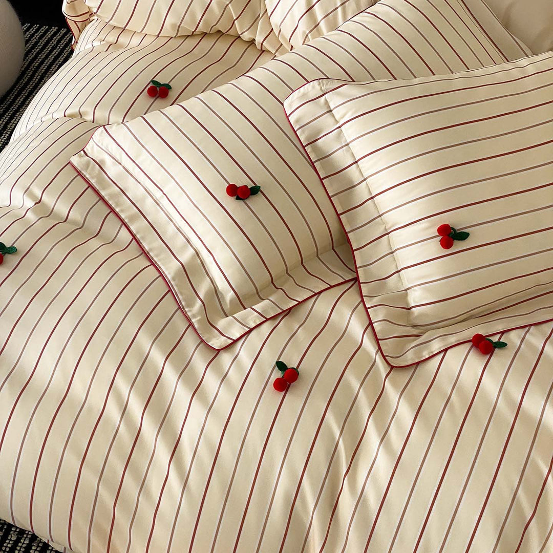 Reversibles Baumwollsatin-Bettwäsche-Set mit feinen Streifen & Kirschenapplikation