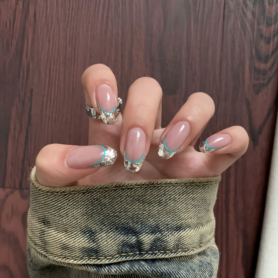 Kunstnägel mit Schimmerndem Glitzer und Elegantem French-Tip Karnz