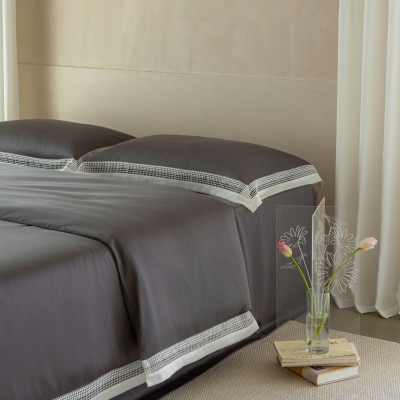 Elegante Bettwäsche-Garnitur mit Ajour-Gitterbesatz und Hotelverschluss