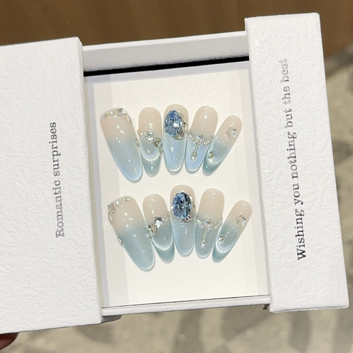 Kunstnagelset mit Romantischem Design und Glitzerelementen Karnz