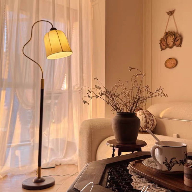 Bodenlampe mit geschwungenem Design