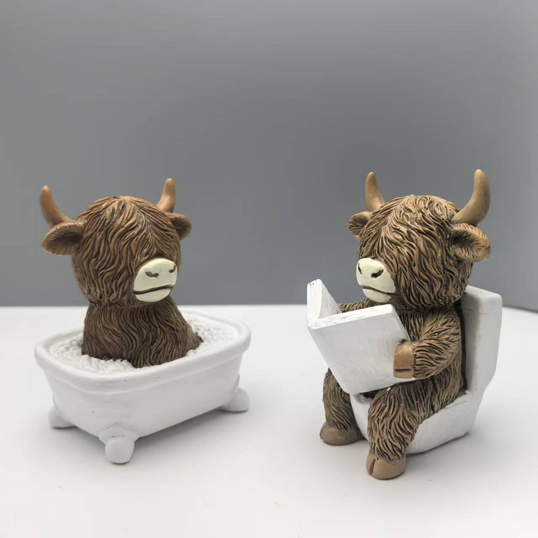 Lustige Dekofigur eines Highlandrinds in Badewanne Karnz