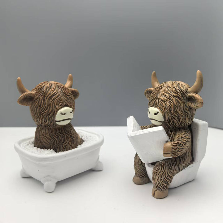 Lustige Dekofigur eines Highlandrinds in Badewanne Karnz