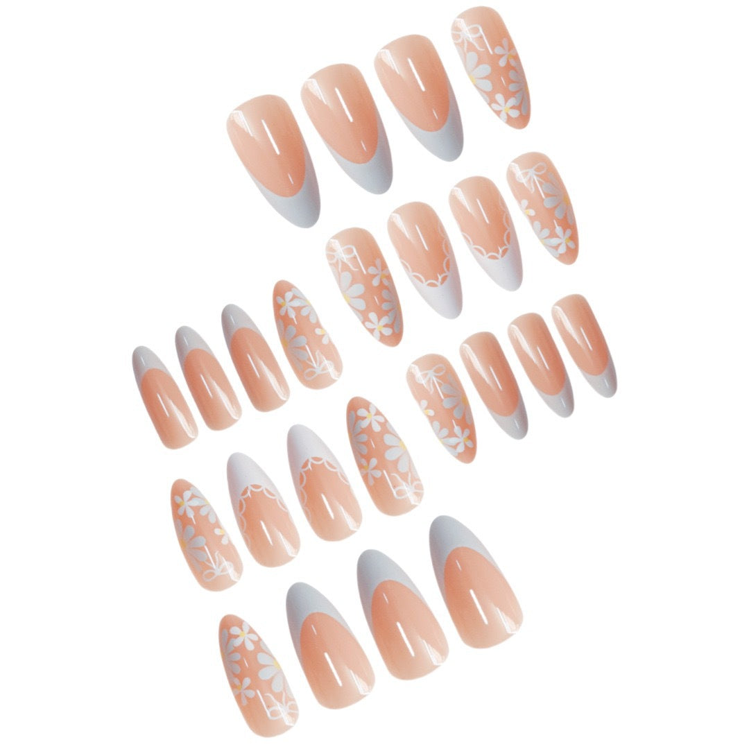 Elegante florale Nagelkunst Verbesserungen Karnz