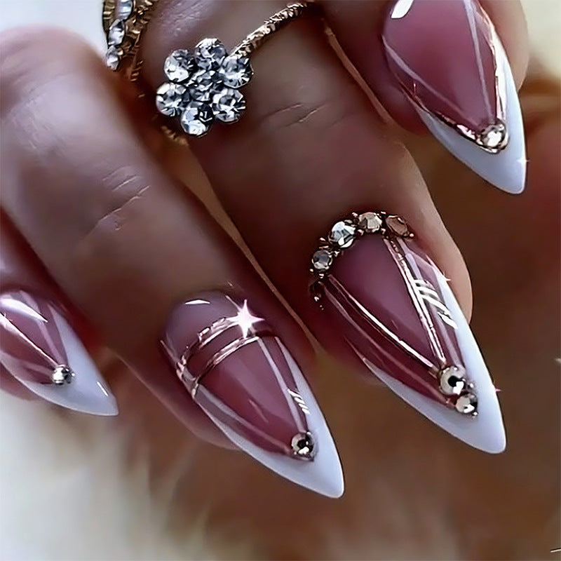 Kunstvolle Nagelspitzen mit Glitzerakzenten Karnz