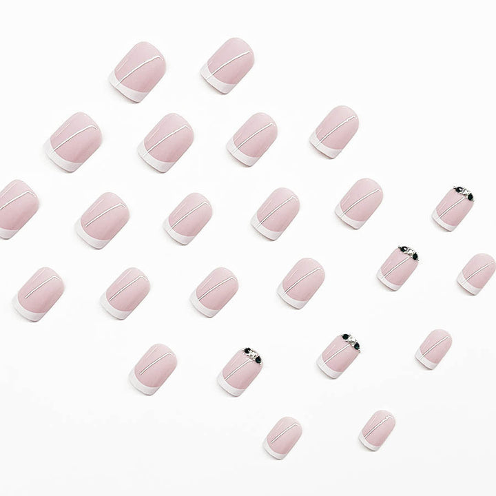 Kunstnagelset mit elegantem französischen Design und glitzernden Akzenten Karnz