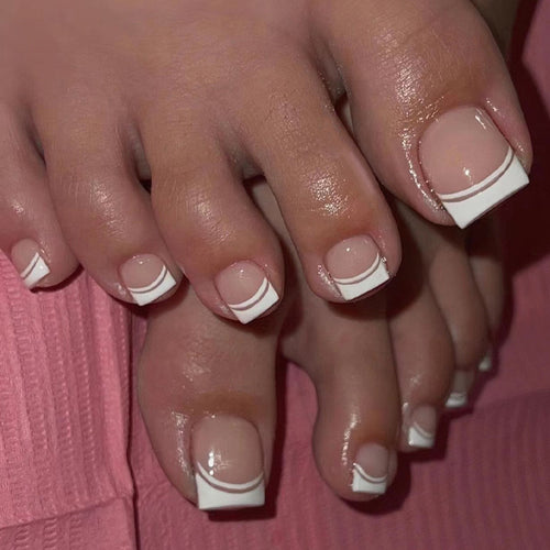 Stilvolle French Tip Pediküre Nagelkunst