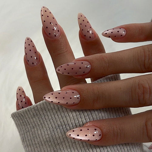Kunstnagel mit Polka-Dots Karnz