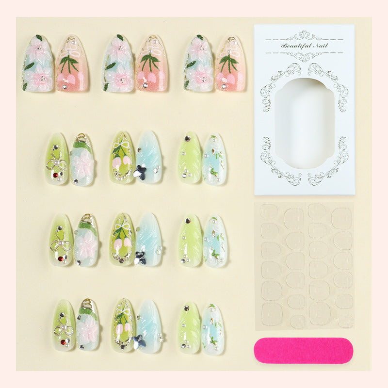 Kunstnagelset mit handgefertigten floralen Designs und Glitzerakzenten Karnz