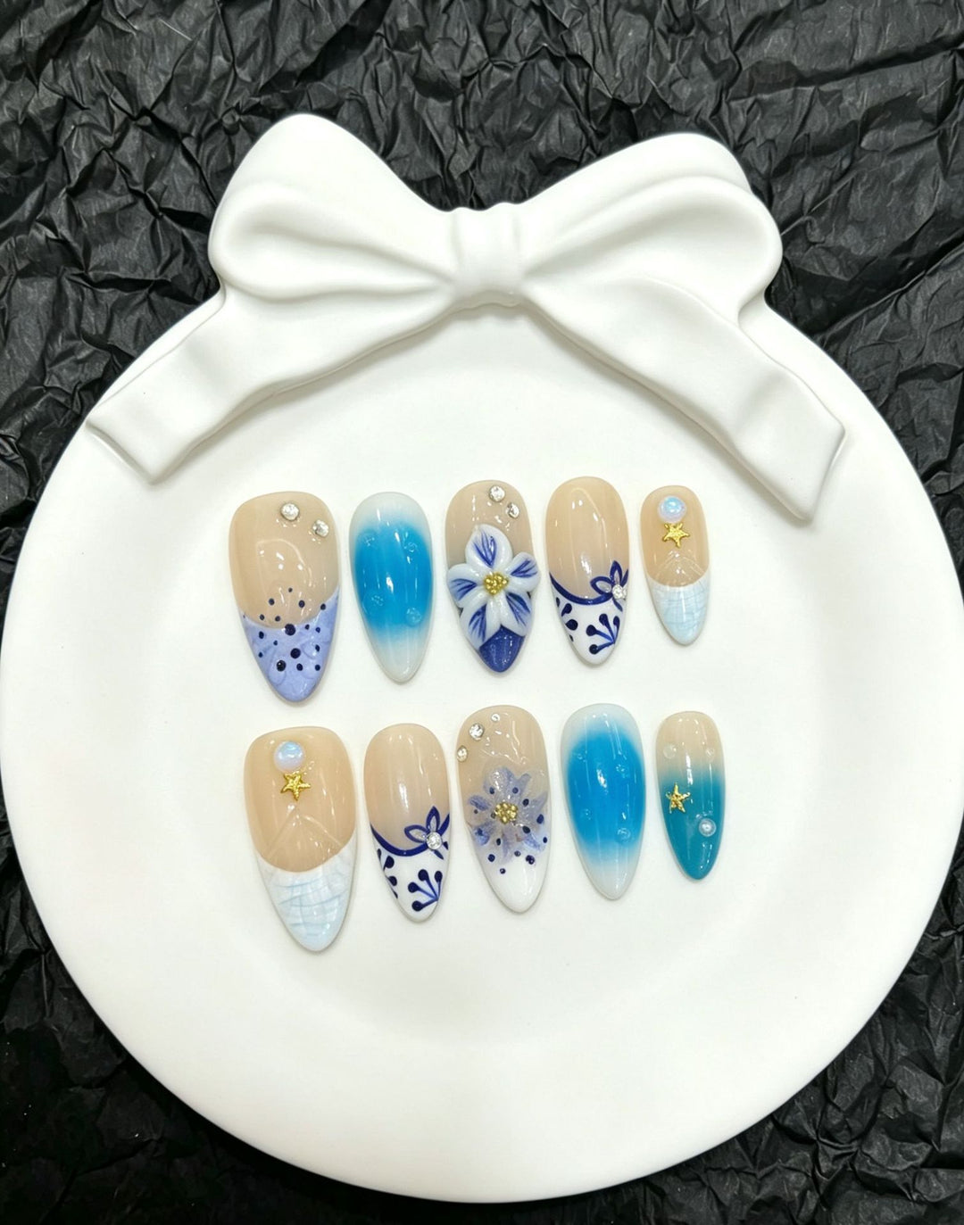Künstlerisches Press-On Nagelkunst Set mit floralen und Juwelenakzenten