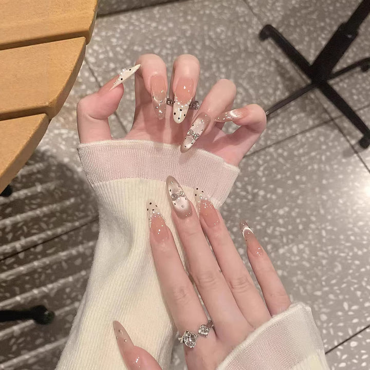 Kristallverzierte elegante Stiletto-Nagelspitzen