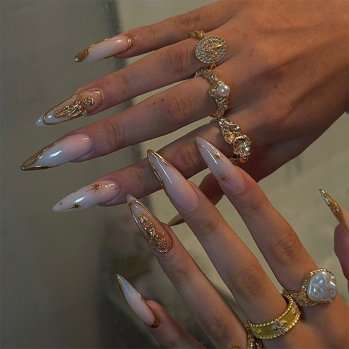 Elegantes Press-On Nagelkunst-Set mit goldenen Akzenten Karnz