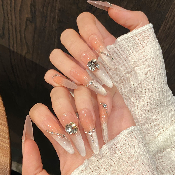 Dekorative Press-On Nägel mit Strass-Akzenten