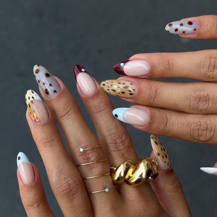 Künstlerisches Stiletto Press-On Nageldesign Karnz