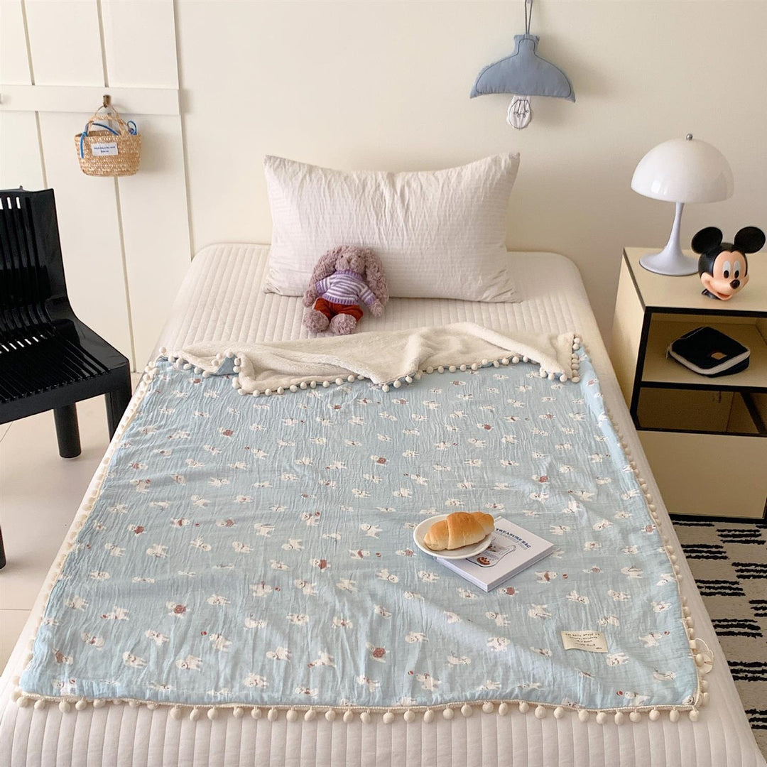 Kinderwende-Kuscheldecke aus Baumwoll-Musselin mit Pompon-Bordüre
