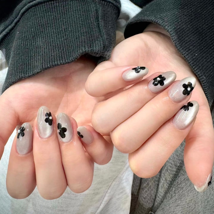 Blumeninspiriertes Press-On Nageldesign Karnz