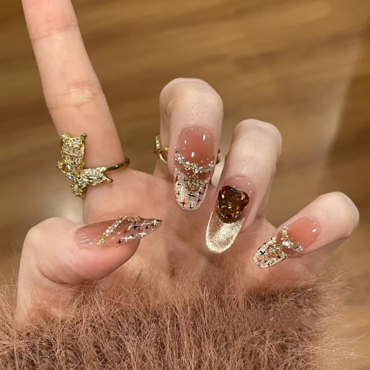 Kunstnägel mit Glamouröse Strassverzierungen Karnz