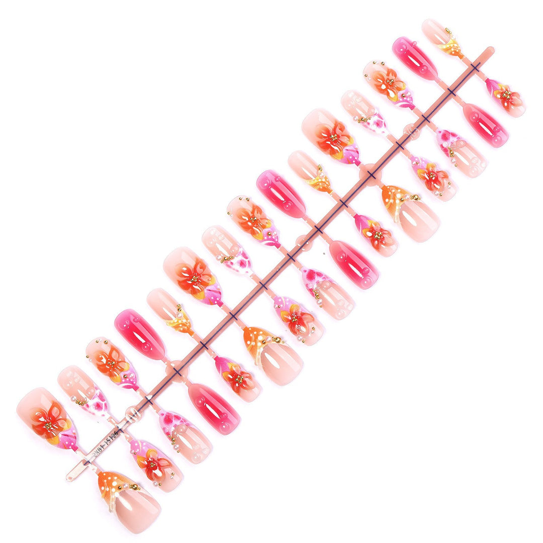Kunstnagelset mit floralen Designs und eleganten Verzierungen Karnz