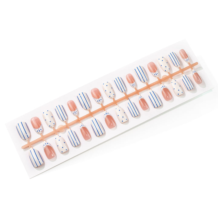 Elegantes künstlerisches Press-On-Nagelset mit geometrischen Mustern Karnz