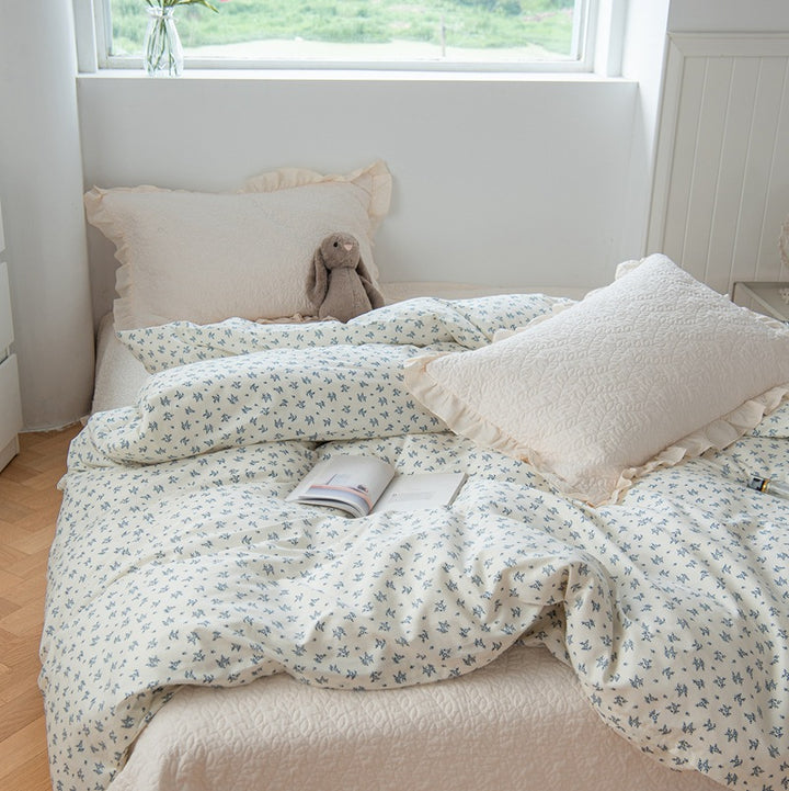 Baumwoll‑Musselin‑Bettwäschegarnitur mit zartem Mini‑Blütenprint und Rüschenkissen