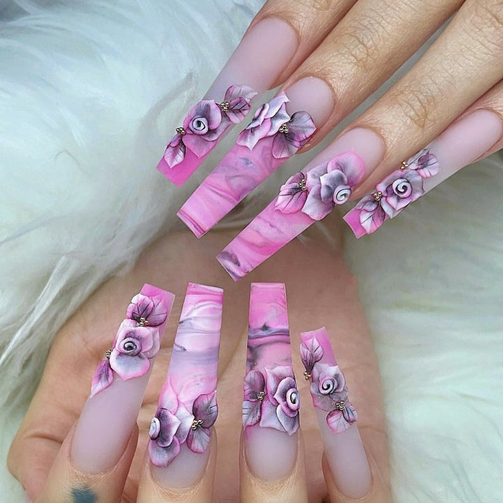 Kunstvolle Nagelspitzen mit floralem Design Karnz