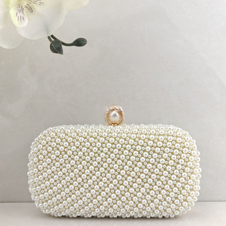 Perlenverzierte Clutch