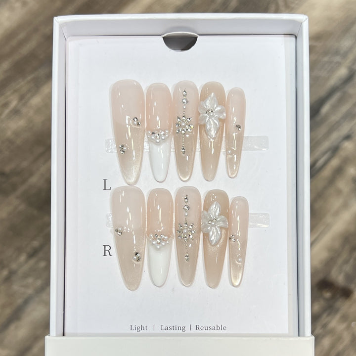 Ausgefallenes Press-On-Nageldesign Karnz