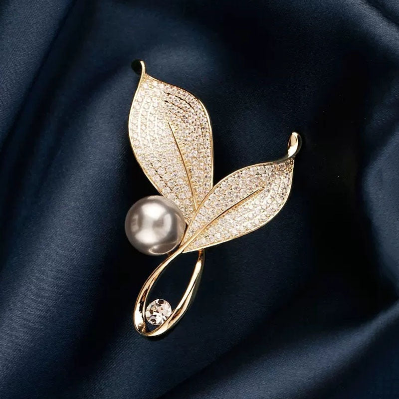 Elegante und Glamouröse Brosche mit Perlen und Kristallen Karnz