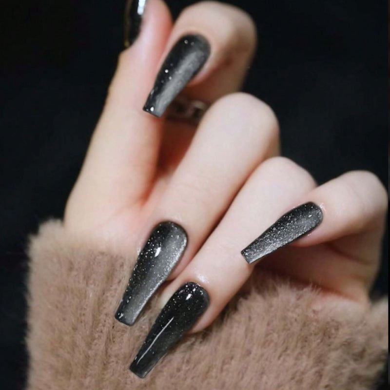 Glänzende Stiletto Press-On Nagelkunst mit Ombre-Effekt Karnz