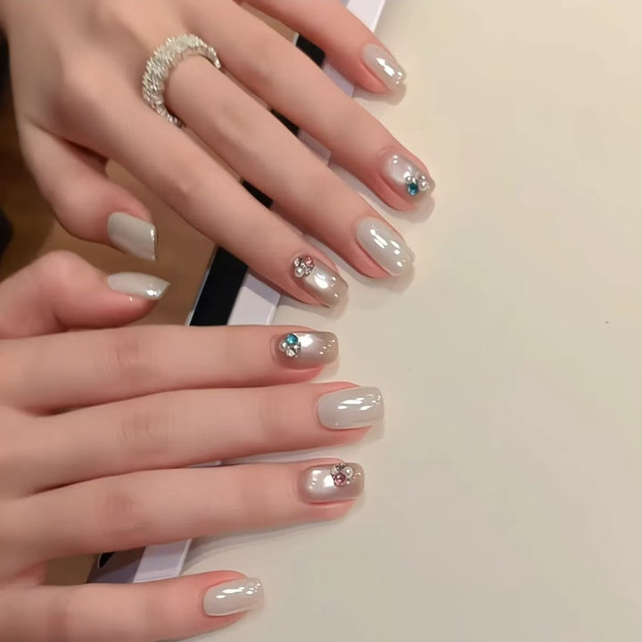 Dekorative Nagelkunstverlängerungen mit Kristallakzenten