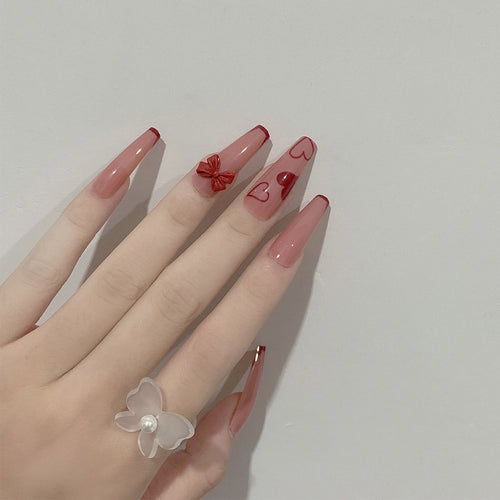 Elegante Kunstvolle Nagelverlängerungen mit romantischen Herzmotiven Karnz