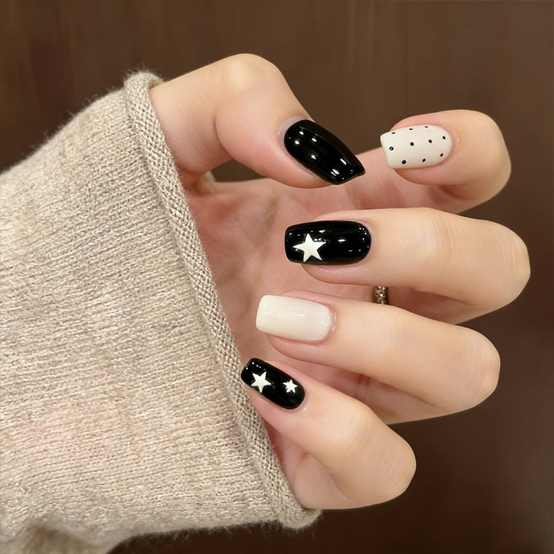 Künstlerisches Press-On-Nageldesign mit Sternen und Punkten Karnz