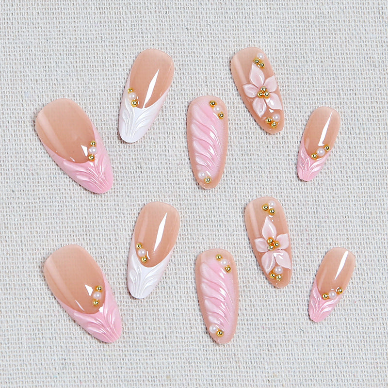 Kunstnagelset mit filigranen floralem Design und elegantem Glitzer Karnz